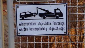 Schild "Widerrechtlich abgestellte Fahrzeuge"