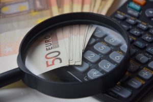 Geld und Lupe