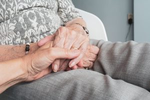 Hände Seniorin