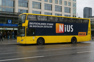 Nius-Werbung auf einem Berliner Bus